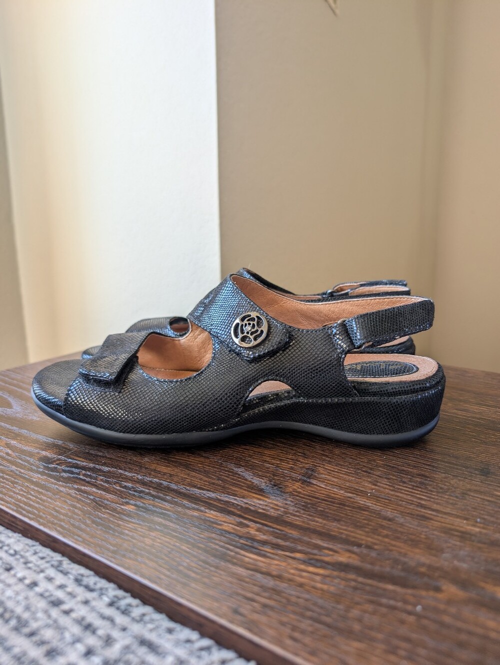 Clarks Tiffani Aldora Black Leather Shiny Adjustable Strap Sandals